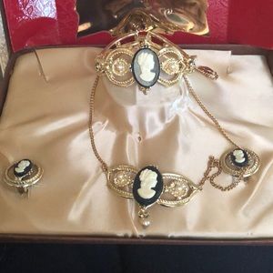 Beautiful cameo set,in original box